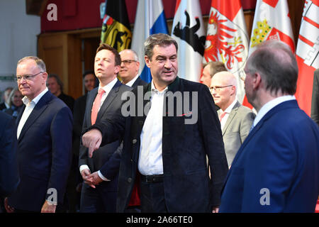 Markus Soeder (Ministerpräsident Bayern und CSU-Vorsitzender) Geste, gibt Instruktionen vor dem gemeinsamen Foto Gruppe: Stephan Weil (MP Niedersachsen), Tobias HANS (MP Saarland), Re: Reiner Haseloff (MP Sachsen Anhalt). Premierminister Soeder lädt ein zu der jährlichen Konferenz der Staats- und Regierungschefs auf Schloss Elmau am 24. und 25.10.2019. | Verwendung weltweit Stockfoto