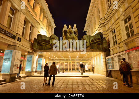 Die Skulptur "Drei Musen" durch Stanislovas Kuzma Krönung der Haupteingang des nationales Drama Theater hat sich zu einem Symbol der Stadt geworden. Die Musen der Stockfoto