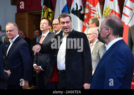 Markus Soeder (Ministerpräsident Bayern und CSU-Vorsitzender) Geste, gibt Instruktionen vor dem gemeinsamen Foto Gruppe: Stephan Weil (MP Niedersachsen), Tobias HANS (MP Saarland), Re: Reiner Haseloff (MP Sachsen Anhalt). Premierminister Soeder lädt ein zu der jährlichen Konferenz der Staats- und Regierungschefs auf Schloss Elmau am 24. und 25.10.2019. | Verwendung weltweit Stockfoto