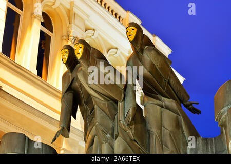 Die Skulptur "Drei Musen" durch Stanislovas Kuzma Krönung der Haupteingang des nationales Drama Theater hat sich zu einem Symbol der Stadt geworden. Die Musen der Stockfoto