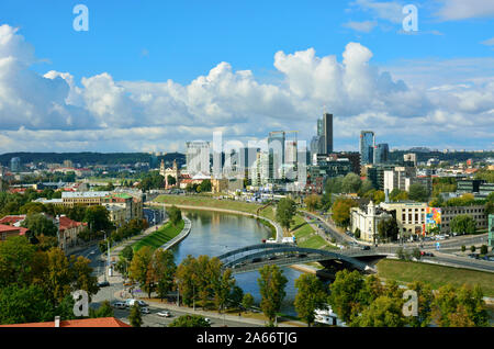 Neris und der modernen Stadt. Vilnius, Litauen Stockfoto