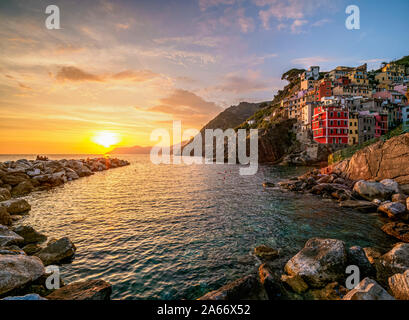 Riomaggiore Dorf bei Sonnenuntergang, Cinque Terre, UNESCO-Weltkulturerbe, Ligurien, Italien Stockfoto