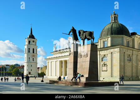 Die Kathedrale von St. Stanislav und St. Vladislav mit der Statue des Königs Gediminas. Ein UNESCO-Weltkulturerbe, Vilnius. Litauen Stockfoto