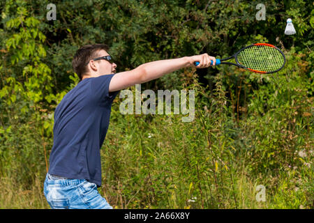 Teen Junge mit einem Schläger in der Hand spielt Badminton Stockfoto