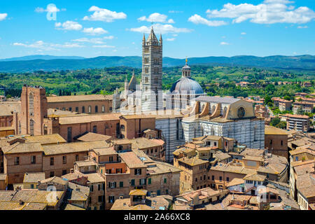 Hohe Betrachtungswinkel und der Duomo di Siena (Dom von Siena) und Gebäude in der Altstadt. UNESCO-Weltkulturerbe, Siena, Toskana, Italien, Europa. Stockfoto