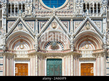 Fassade des Duomo di Siena (Dom von Siena). UNESCO-Weltkulturerbe, Siena, Toskana, Italien, Europa. Stockfoto