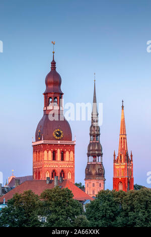 Dom zu Riga, St. Peter's Kirche und St Saviour anglikanische Kirche in der Altstadt, Riga, Lettland Stockfoto