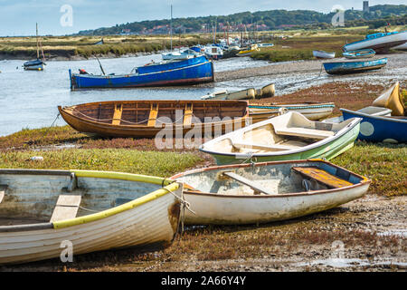 Boote bei morston Kai auf North Norfolk Coast in East Anglia, England, UK. Stockfoto