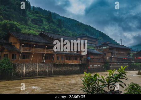 Die alten hölzernen Strukturen von Longji alten Zhuang Dorf entlang der Heping Fluss in Longsheng County, China. Stockfoto