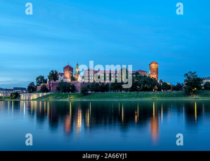 Wawel und die Weichsel bei Dämmerung, Krakau, Woiwodschaft Kleinpolen, Polen Stockfoto