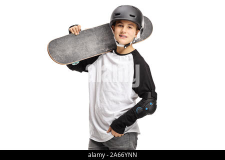 Junge posiert mit einem Skateboard auf seiner Schulter auf weißem Hintergrund Stockfoto