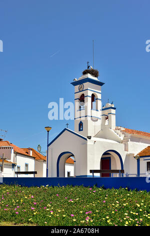 Das traditionelle Dorf Santa Susana, sehr reich an traditionelle Architektur mit weiß getünchten Häusern und ein kräftiges Blau rund um Fenster und Türen. Alentejo, Portugal Stockfoto