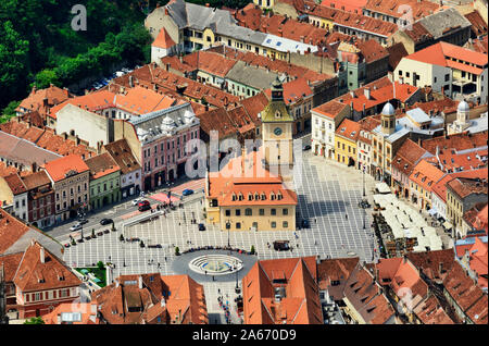 Piata Sfatului (Rathausplatz) mit der ehemaligen Rat Haus, 1420 erbaut, und der Altstadt. In Kronstadt, Siebenbürgen. Rumänien Stockfoto