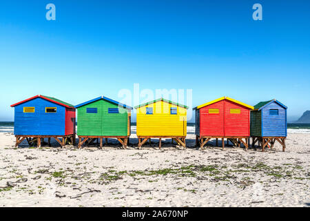 Farbigen Häuser am Strand von Muizenberg, Cape Town, Western Cape, Südafrika Stockfoto