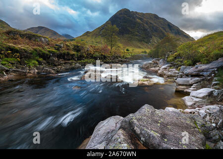 Fluss Etive Stream durch Felsen im Glen Coe, Hochland, Schottland, Vereinigtes Königreich, Stockfoto