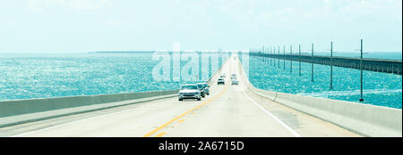 Strasse nach Key West über Caribbean Blue Water Stockfoto