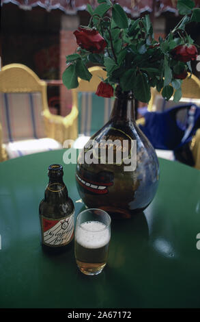 6. Juni 1993 während der Belagerung von Sarajevo: eine Flasche Sarajevo Sarajevsko pivo (Bier) im äußeren Hof an der Rückseite des Caffe Ragusa, in Ferhadija Straße, im Zentrum der Stadt. Stockfoto