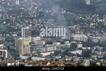 6. Juni 1993 während der Belagerung von Sarajevo, die Ansicht süd-östlich von Hum Hill: Rauch steigt als Gebäude sind ohne Schale in bosnisch-serbische - Grbavica, sofort über den Fluss vom Nationalmuseum von Bosnien und Herzegowina. Stockfoto