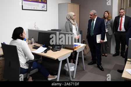 Ramallah, West Bank, Palästina. 24 Okt, 2019. Dem palästinensischen Ministerpräsidenten Mohammad Ishtayeh, trifft sich mit Vertretern der Banken- und Finanzsektor, die in der West Bank Stadt Ramallah, am Oktober 24, 2019 Credit: Prime Minister Office/APA-Images/ZUMA Draht/Alamy leben Nachrichten Stockfoto