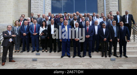 Ramallah, West Bank, Palästina. 24 Okt, 2019. Dem palästinensischen Ministerpräsidenten Mohammad Ishtayeh, trifft sich mit Vertretern der Banken- und Finanzsektor, die in der West Bank Stadt Ramallah, am Oktober 24, 2019 Credit: Prime Minister Office/APA-Images/ZUMA Draht/Alamy leben Nachrichten Stockfoto