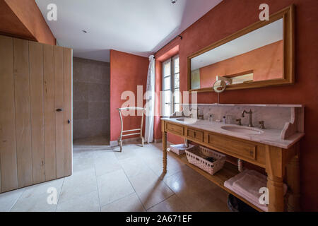 Traditionelle Einrichtung Badezimmer mit zwei Waschbecken und großem Spiegel, Südfrankreich, Provence, Frankreich Stockfoto