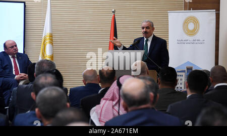 Ramallah, West Bank, Palästina. 24 Okt, 2019. Dem palästinensischen Ministerpräsidenten Mohammad Ishtayeh, trifft sich mit Vertretern der Banken- und Finanzsektor, die in der West Bank Stadt Ramallah, am Oktober 24, 2019 Credit: Prime Minister Office/APA-Images/ZUMA Draht/Alamy leben Nachrichten Stockfoto