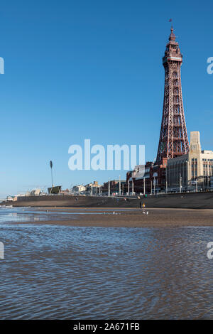 Blackpool Tower an einem sonnigen Tag mit blauem Himmel. Stockfoto