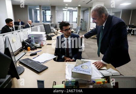 Ramallah, West Bank, Palästina. 24 Okt, 2019. Dem palästinensischen Ministerpräsidenten Mohammad Ishtayeh, trifft sich mit Vertretern der Banken- und Finanzsektor, die in der West Bank Stadt Ramallah, am Oktober 24, 2019 Credit: Prime Minister Office/APA-Images/ZUMA Draht/Alamy leben Nachrichten Stockfoto