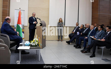 Ramallah, West Bank, Palästina. 24 Okt, 2019. Dem palästinensischen Ministerpräsidenten Mohammad Ishtayeh, trifft sich mit Vertretern der Banken- und Finanzsektor, die in der West Bank Stadt Ramallah, am Oktober 24, 2019 Credit: Prime Minister Office/APA-Images/ZUMA Draht/Alamy leben Nachrichten Stockfoto