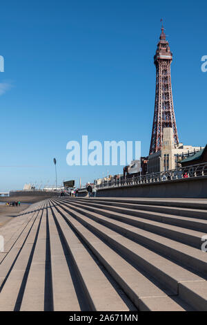 Blackpool Tower an einem sonnigen Tag mit blauem Himmel. Stockfoto