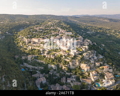 Luftbild des Dorfes Gordes, Provence, Frankreich Stockfoto