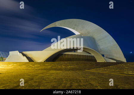 Santa Cruz de Tenerife, Spain-April 2017: futuristische Gebäude der örtlichen Philharmonie (Auditorium), Nacht Fotografie Stockfoto