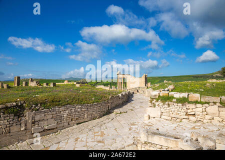 Tunesien Dougga Teboursouk, archäologische Stätte, römische Straße, die zum Capitol, einem römischen Tempel, eine alte Moschee auf der linken Seite Stockfoto