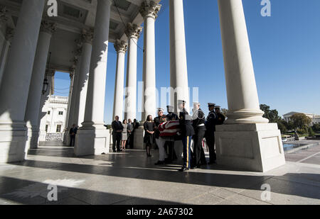 Washington, United States. 24 Okt, 2019. Die Schatulle der späten demokratische Vertreter von Maryland Elijah Cummings ist bis östlich Vor Schritte durch einen US-Ehrengarde bei den US-Kapitol in Washington, DC am Donnerstag, 24. Oktober 2019 durchgeführt. Pool Foto von Bill Clark/UPI Quelle: UPI/Alamy leben Nachrichten Stockfoto