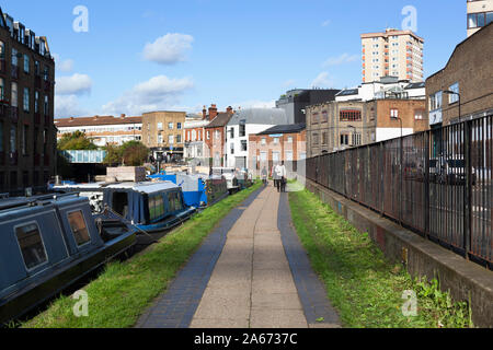 Der Leinpfad entlang der Regent's Canal in der Nähe der Katzen- und Hammelfleisch Brücke, Hackney, East London, London, Großbritannien, Europa Stockfoto