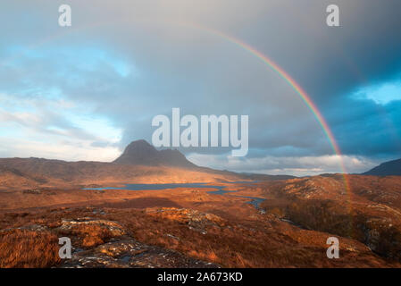 Regenbogen in Sutherland, Wüste, Berg Suilven hinter Stockfoto