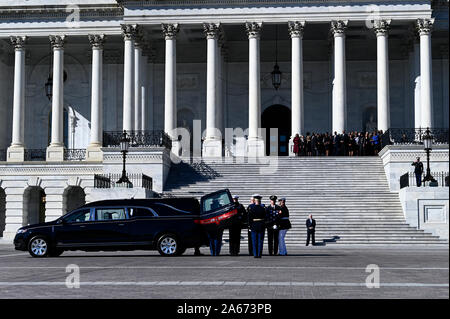 Washington, Vereinigte Staaten von Amerika. 24 Okt, 2019. Die Überreste der späten Rep. Elijah Cummings kommt an der US-Kapitol in Washington, DC in, in Statuary Hall, Okt. 24, 2019 zu liegen. Credit: Tschad McNeeley/CNP | Verwendung der weltweiten Kredit: dpa/Alamy leben Nachrichten Stockfoto