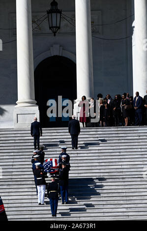 Washington, Vereinigte Staaten von Amerika. 24 Okt, 2019. Die Überreste der späten Rep. Elijah Cummings kommt an der US-Kapitol in Washington, DC in, in Statuary Hall, Okt. 24, 2019 zu liegen. Credit: Tschad McNeeley/CNP | Verwendung der weltweiten Kredit: dpa/Alamy leben Nachrichten Stockfoto