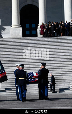 Washington, Vereinigte Staaten von Amerika. 24 Okt, 2019. Die Überreste der späten Rep. Elijah Cummings kommt an der US-Kapitol in Washington, DC in, in Statuary Hall, Okt. 24, 2019 zu liegen. Credit: Tschad McNeeley/CNP | Verwendung der weltweiten Kredit: dpa/Alamy leben Nachrichten Stockfoto