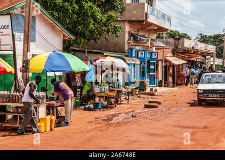 Eine geschäftige Straße Szene in Serrekunda in Gambia, Westafrika. Stockfoto