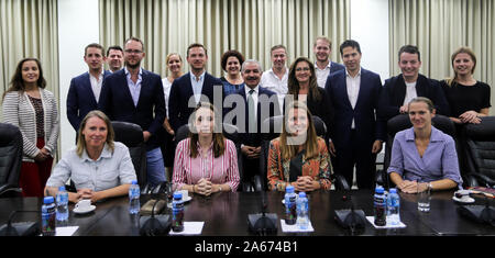 Ramallah, West Bank, Palästina. 24 Okt, 2019. Dem palästinensischen Ministerpräsidenten Mohammad Ishtayeh, trifft sich mit der Delegation der niederländische Parlamentarier und Politiker, die in der West Bank Stadt Ramallah, am Oktober 24, 2019 Credit: Prime Minister Office/APA-Images/ZUMA Draht/Alamy leben Nachrichten Stockfoto