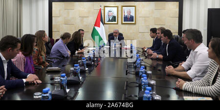 Ramallah, West Bank, Palästina. 24 Okt, 2019. Dem palästinensischen Ministerpräsidenten Mohammad Ishtayeh, trifft sich mit der Delegation der niederländische Parlamentarier und Politiker, die in der West Bank Stadt Ramallah, am Oktober 24, 2019 Credit: Prime Minister Office/APA-Images/ZUMA Draht/Alamy leben Nachrichten Stockfoto