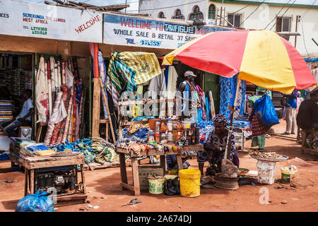 Eine typische Straßenszene in Serrekunda in Gambia, Westafrika. Stockfoto