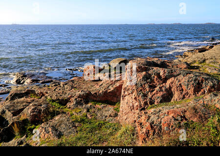 Meer Felsen mit Blick auf das blaue Meer auf Kustaanmiekka, die südlichste Insel des Meeres Festung Suomenlinna, Helsinki, Finnland. Oktober 2019. Stockfoto