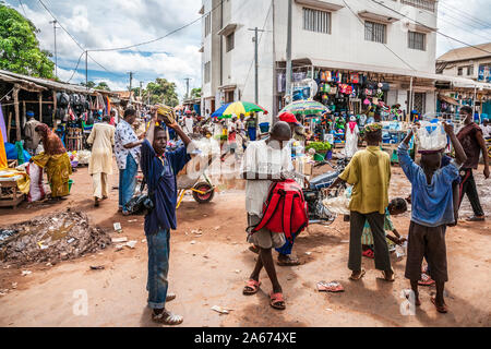 Eine geschäftige Straße Szene in Serrekunda in Gambia, Westafrika. Stockfoto