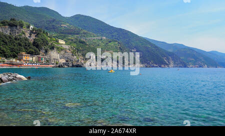 Nationalpark, Parco Nazionale delle Cinque Terre, Provinz La Spezia, Ligurien, Italien. Küste von Monterosso al Stute. Blick vom Mittelmeer. Stockfoto