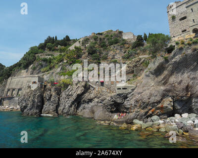 Cinque Terre oder italienische Riviera Küste in Italien, Ligurien Region. Küste von Monterosso al Stute mit Torre Aurora Tower auf steilem Felsen auf der rechten Seite. Stockfoto