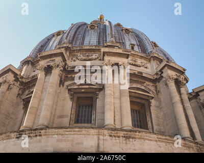 Nahaufnahme der Basilika Papale di San Pietro. Die Kuppel des Petersdoms, einer italienischen Renaissance-Kirche in Vatikanstadt, ist die höchste Kuppel der Welt. Stockfoto