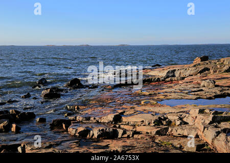 Meer Felsen mit Blick auf das blaue Meer auf Kustaanmiekka, die südlichste Insel des Meeres Festung Suomenlinna, Helsinki, Finnland. Oktober 2019. Stockfoto