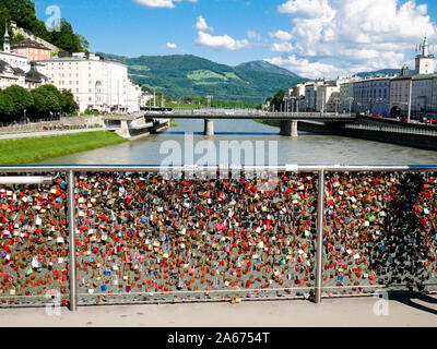 Salzburg/Österreich - vom 2. Juni 2019: Schlösser an Makarsteg Fußgängerbrücke in Salzburg Österreich Stockfoto